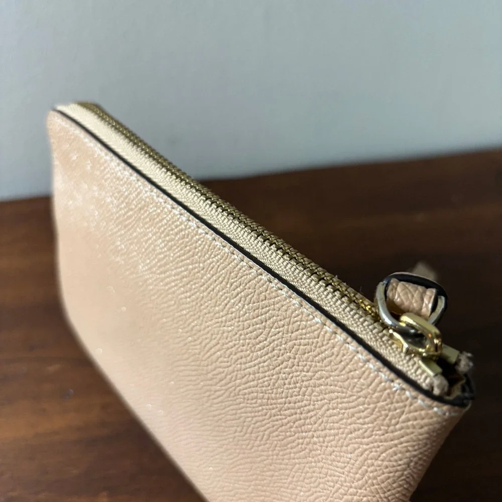Coach corner zip
